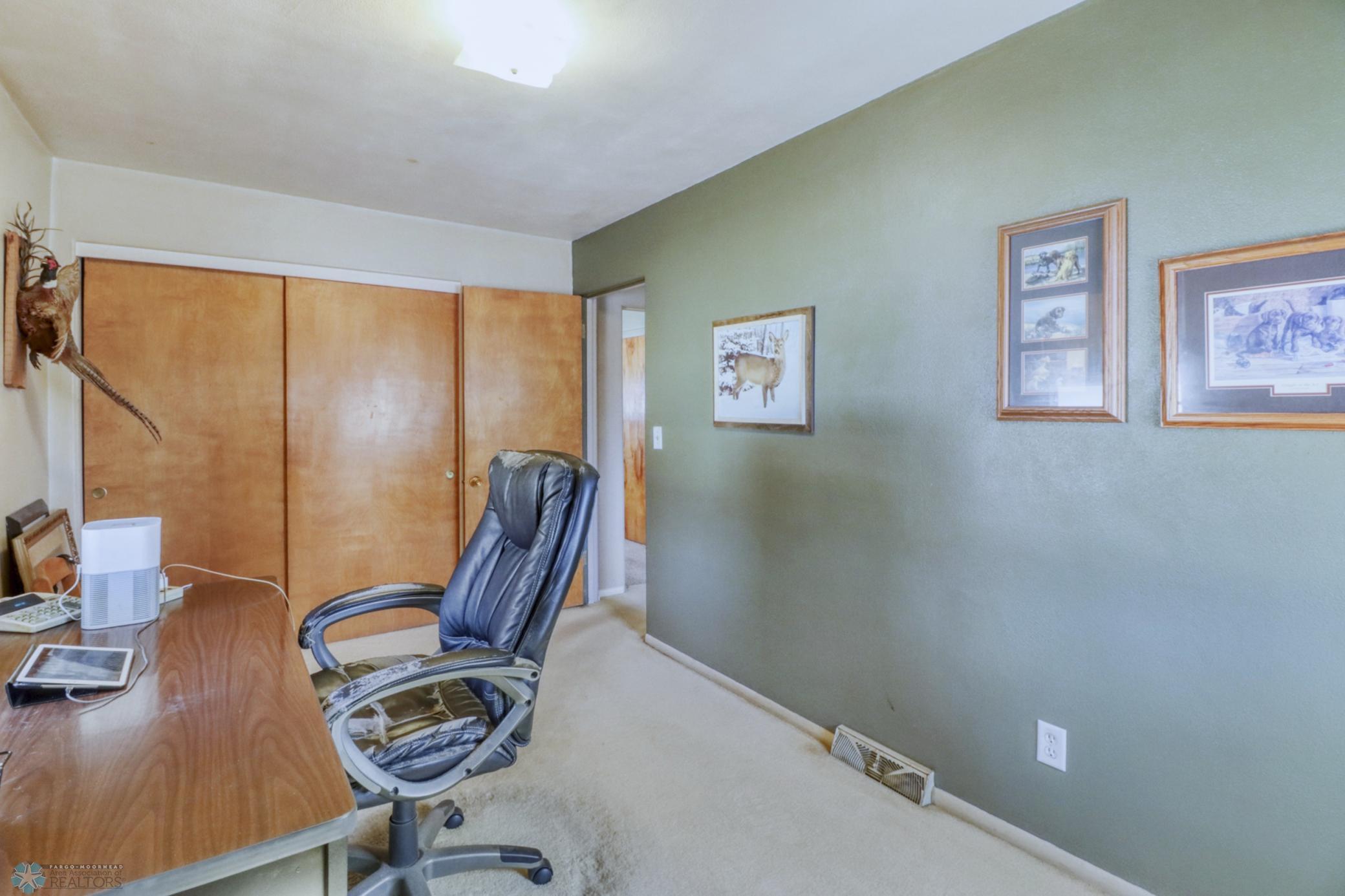 Bedroom1_2.JPG