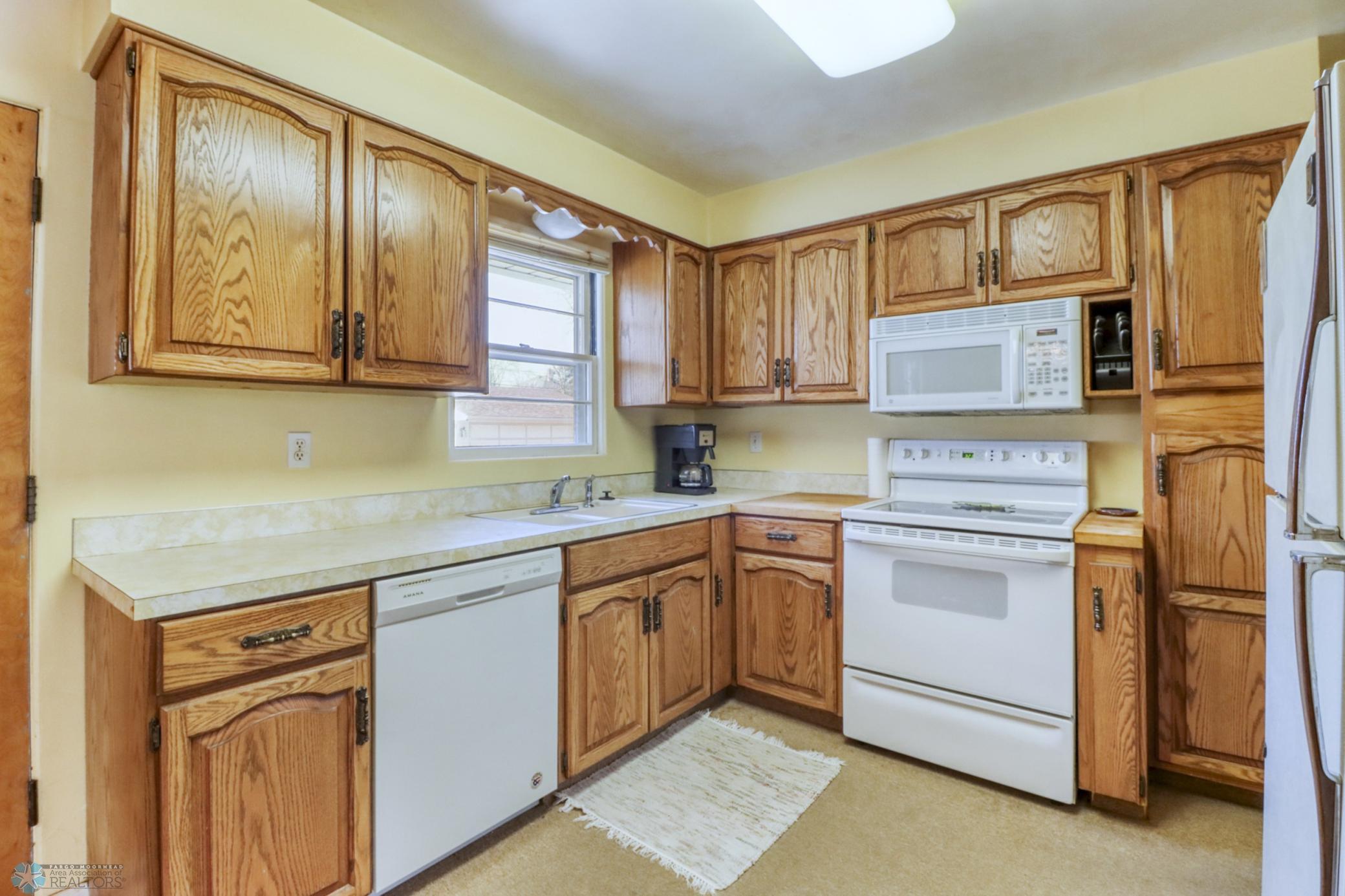 Kitchen1_2.JPG