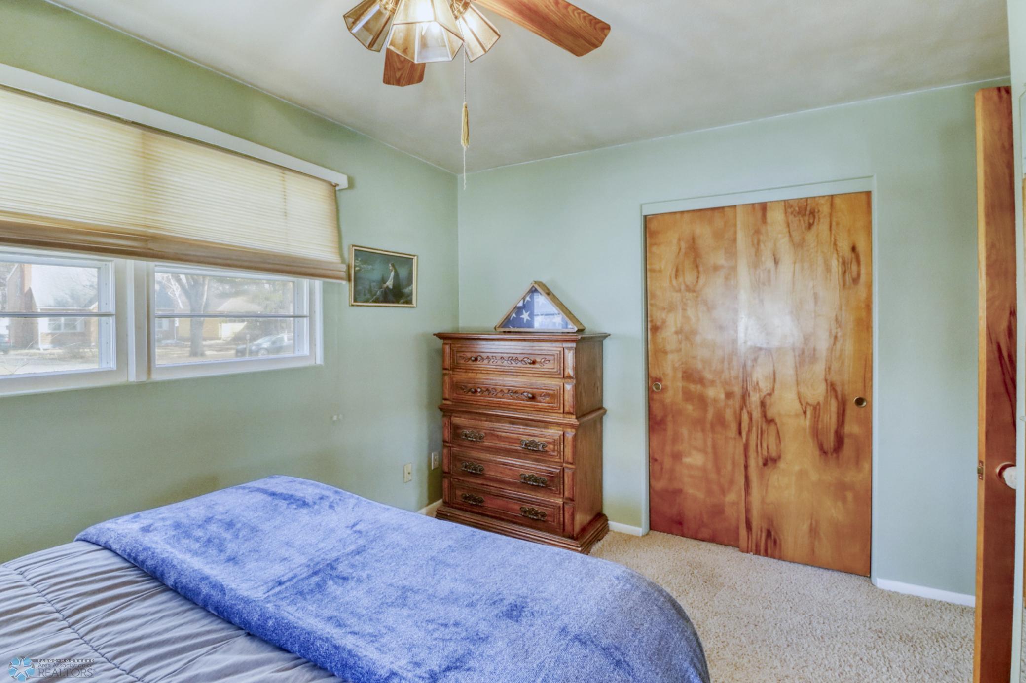 Bedroom2_1.JPG