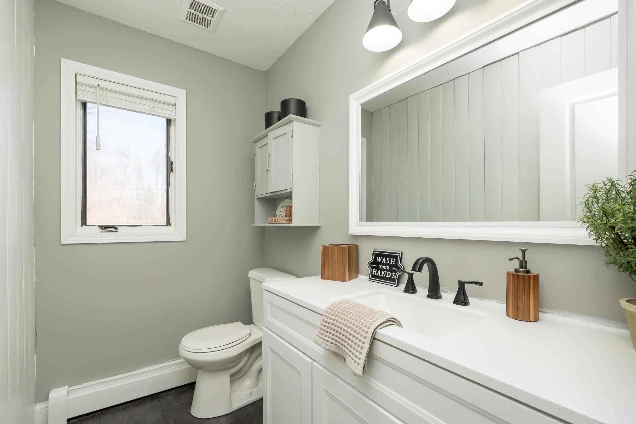 Main floor 1/2 guest bath