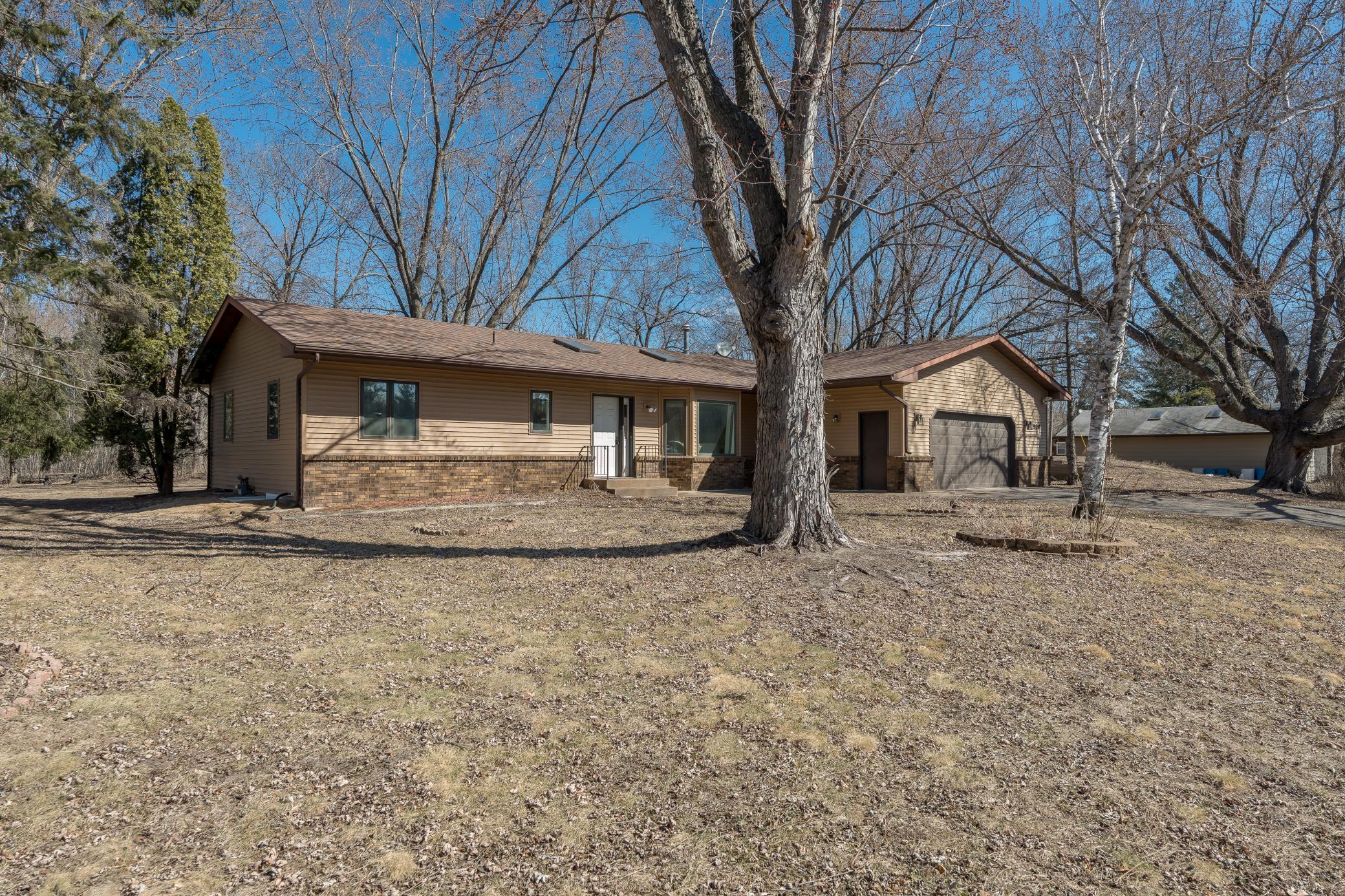 Large front (and backyard!)