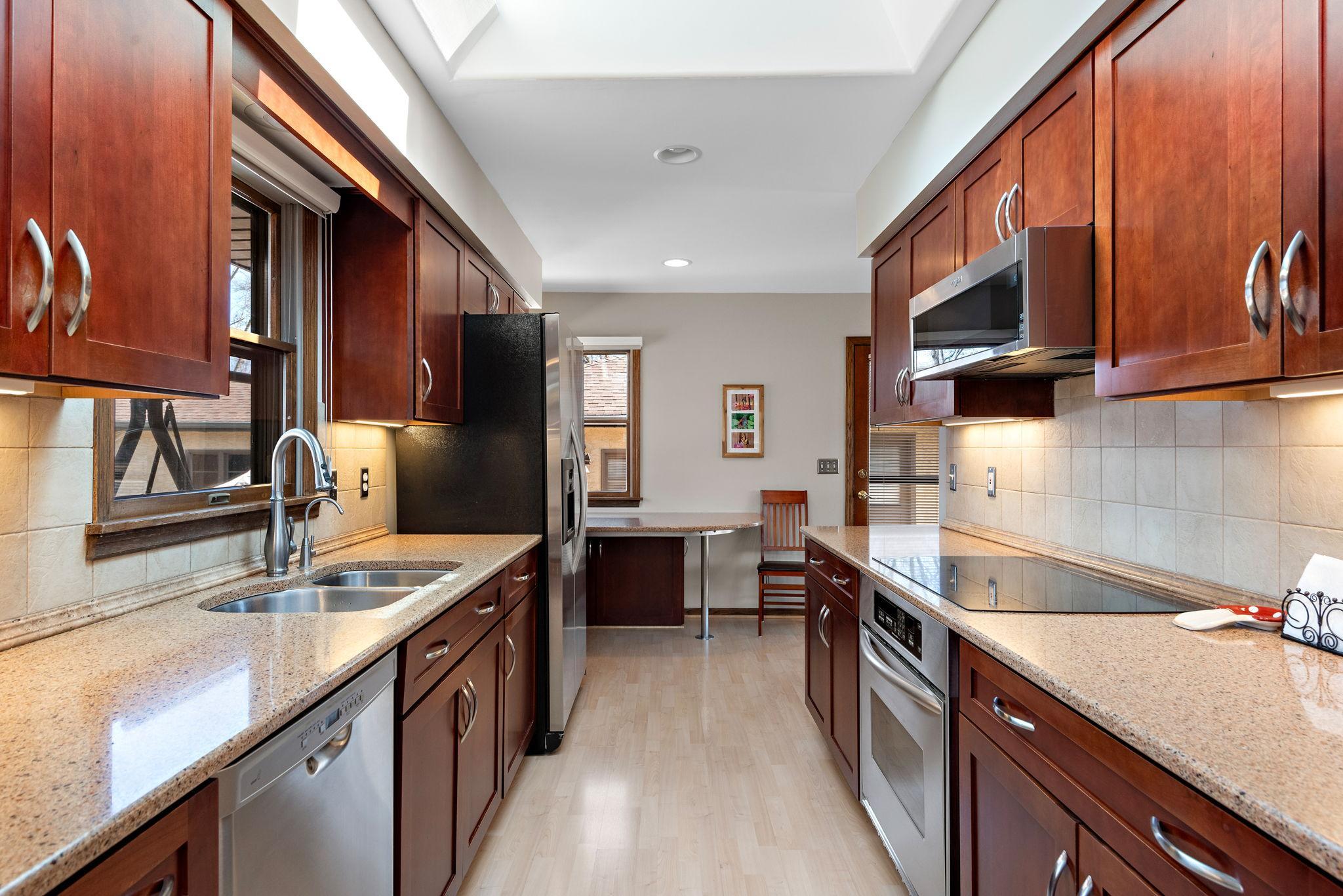 Built in breakfast eating area w/granite top.
