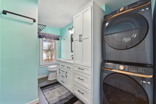 The private bath is showing off! Walk-in tile shower? Check. Stylish new vanity & cabinetry? Double check. Closet space? You bet. Oh, and your very own washer/dryer. You deserve this kind of luxury!