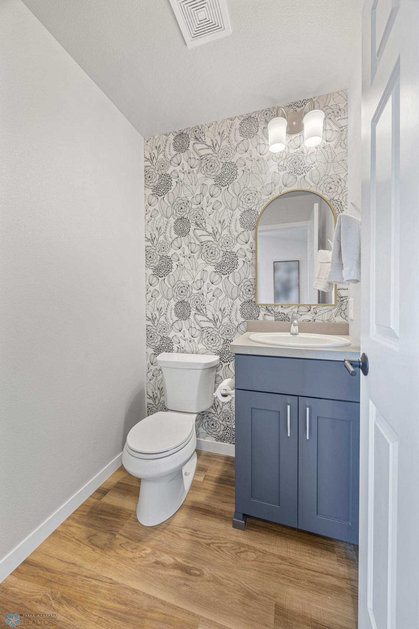 1/2 bath on upper.jpg