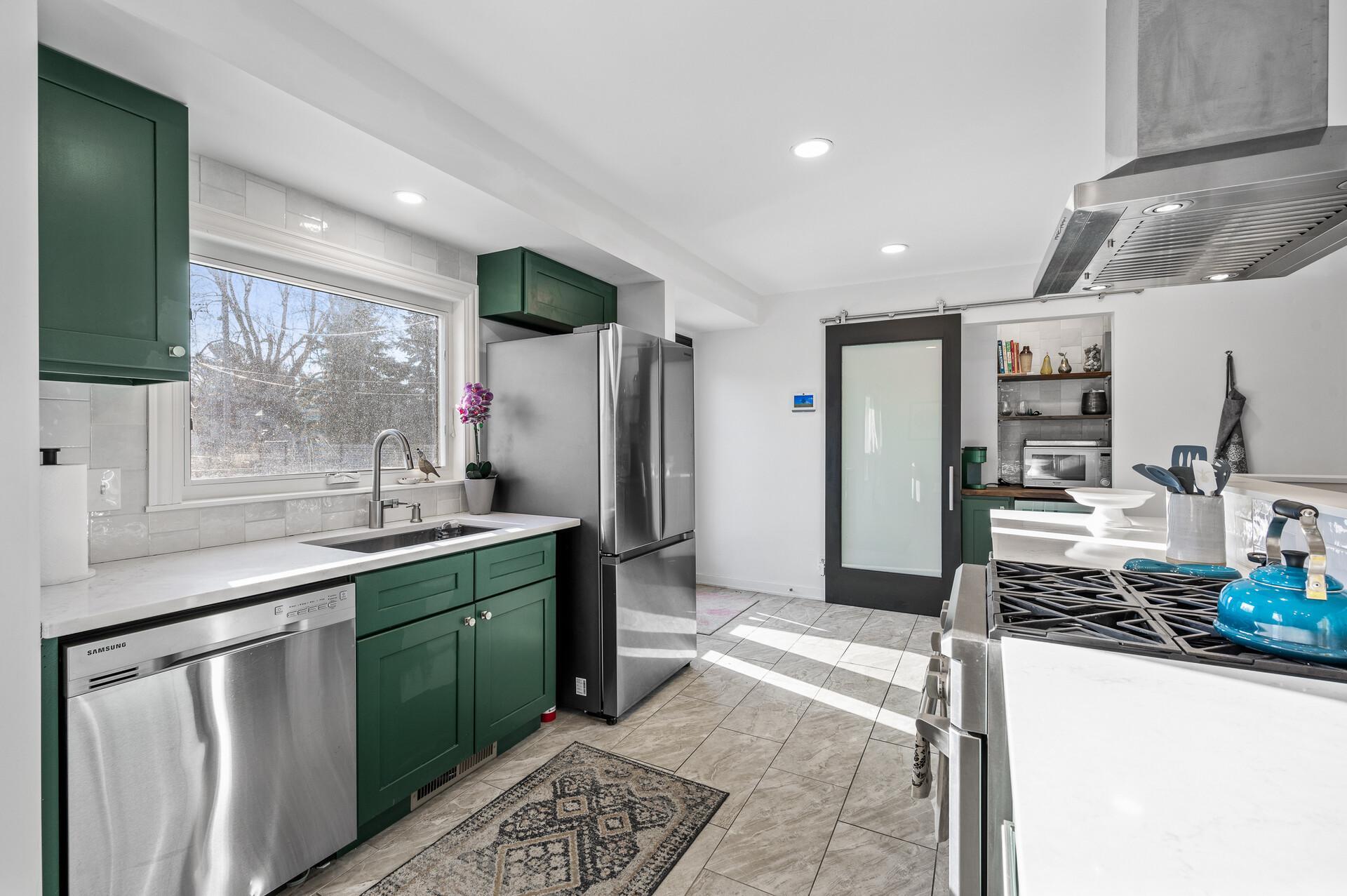 61_4040_Idaho_Ave_N12_mls.jpg