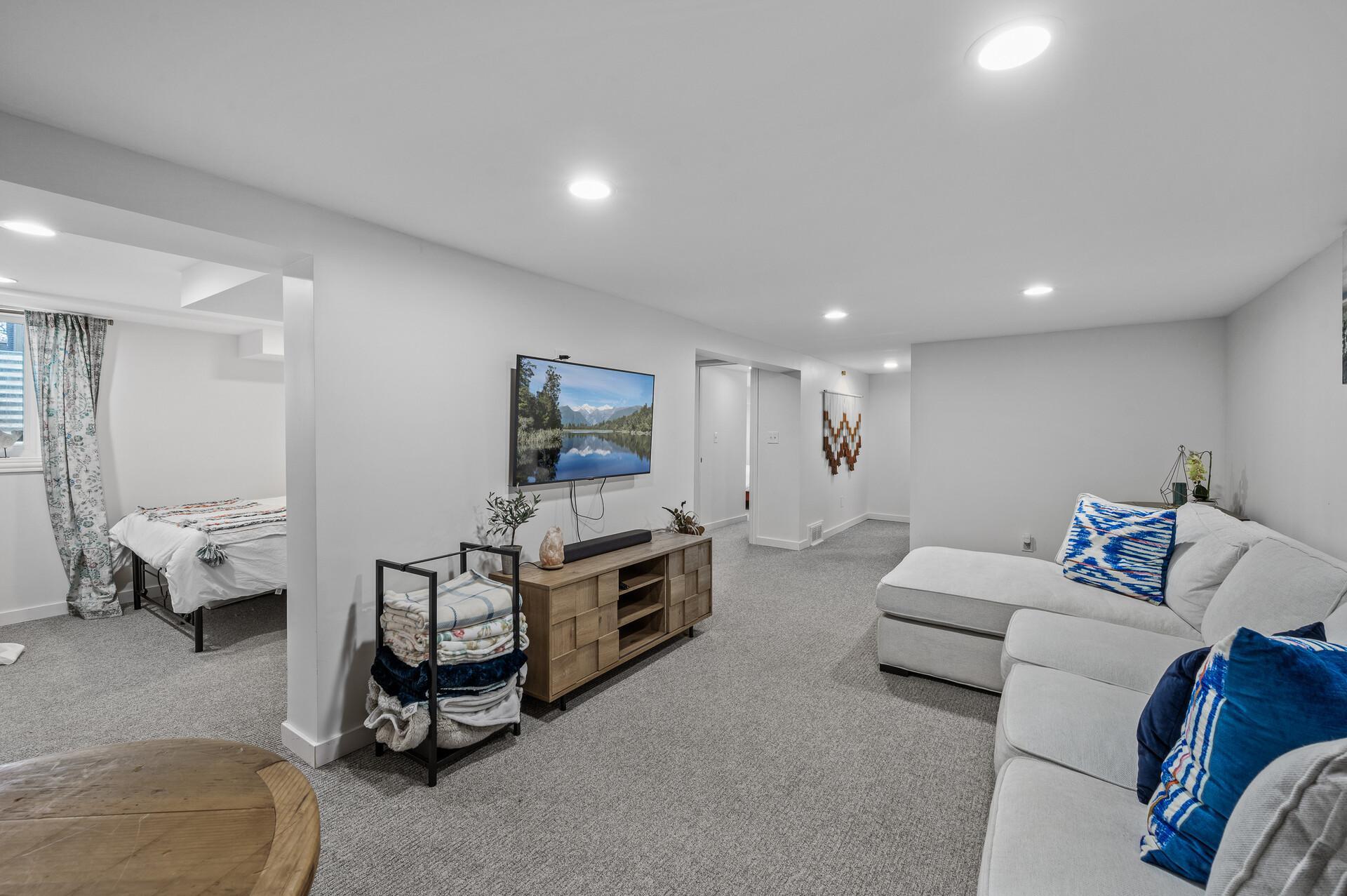 74_4040_Idaho_Ave_N25_mls.jpg