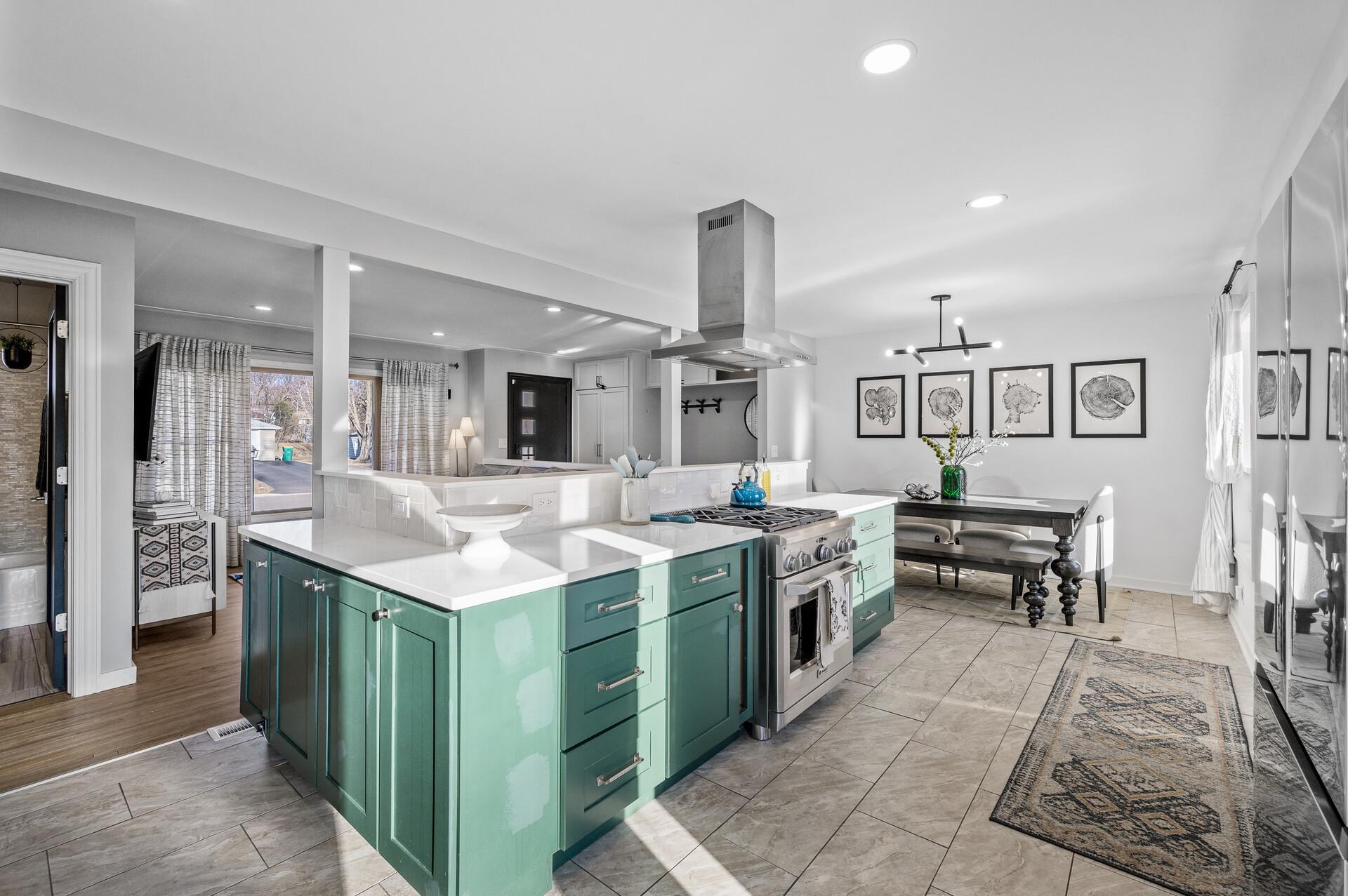 62_4040_Idaho_Ave_N13_mls.jpg