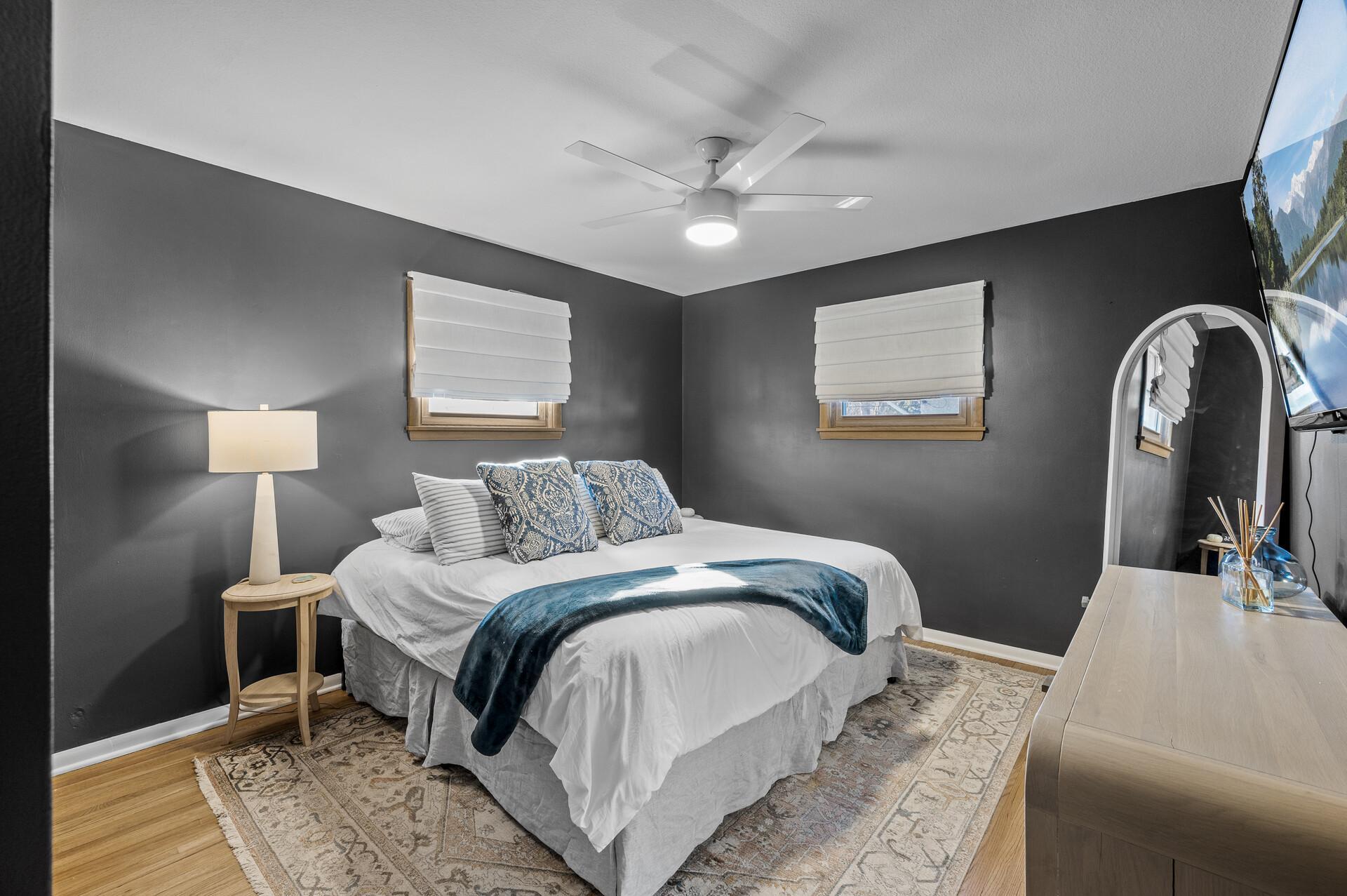 68_4040_Idaho_Ave_N19_mls.jpg