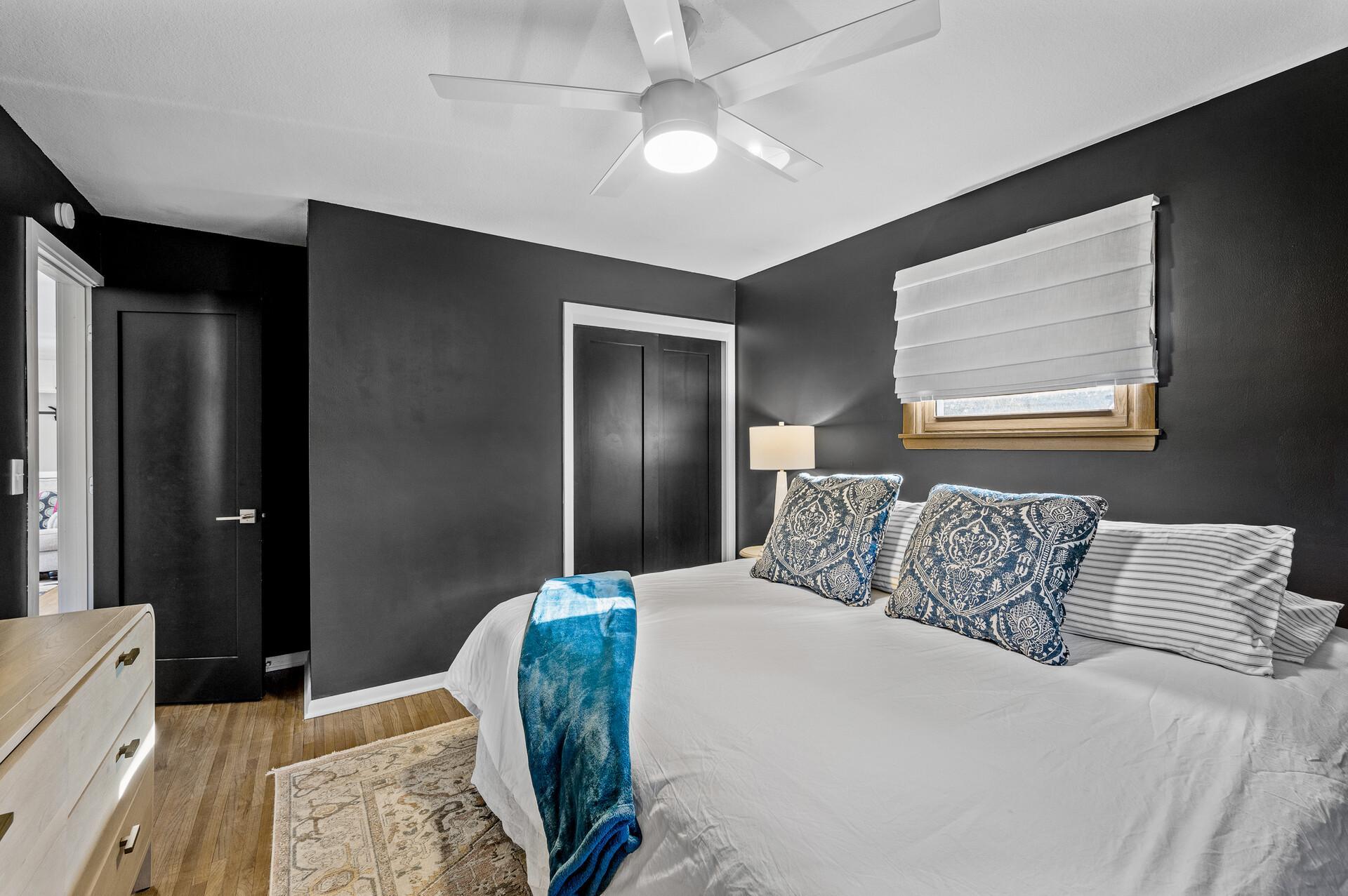 69_4040_Idaho_Ave_N20_mls.jpg