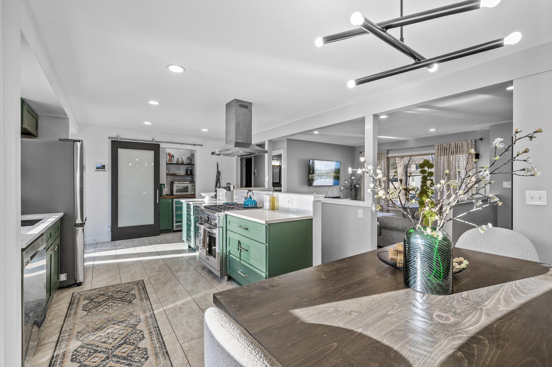 58_4040_Idaho_Ave_N9_mls.jpg