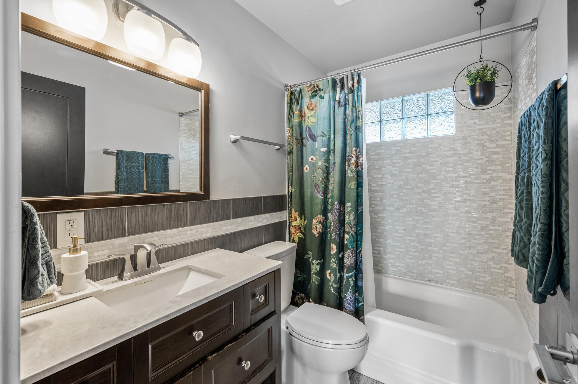 67_4040_Idaho_Ave_N18_mls.jpg