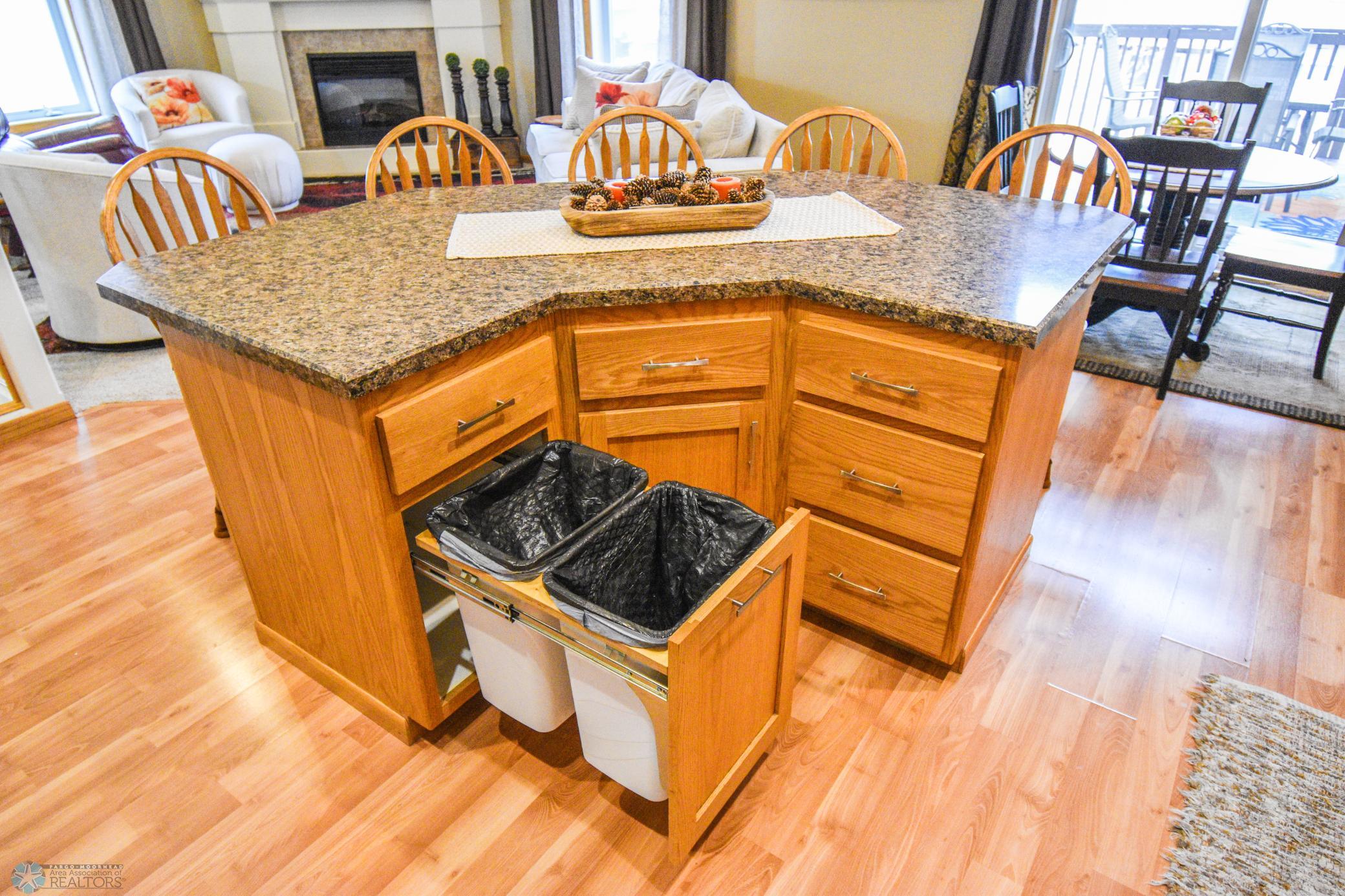 Hidden pull-out garbage