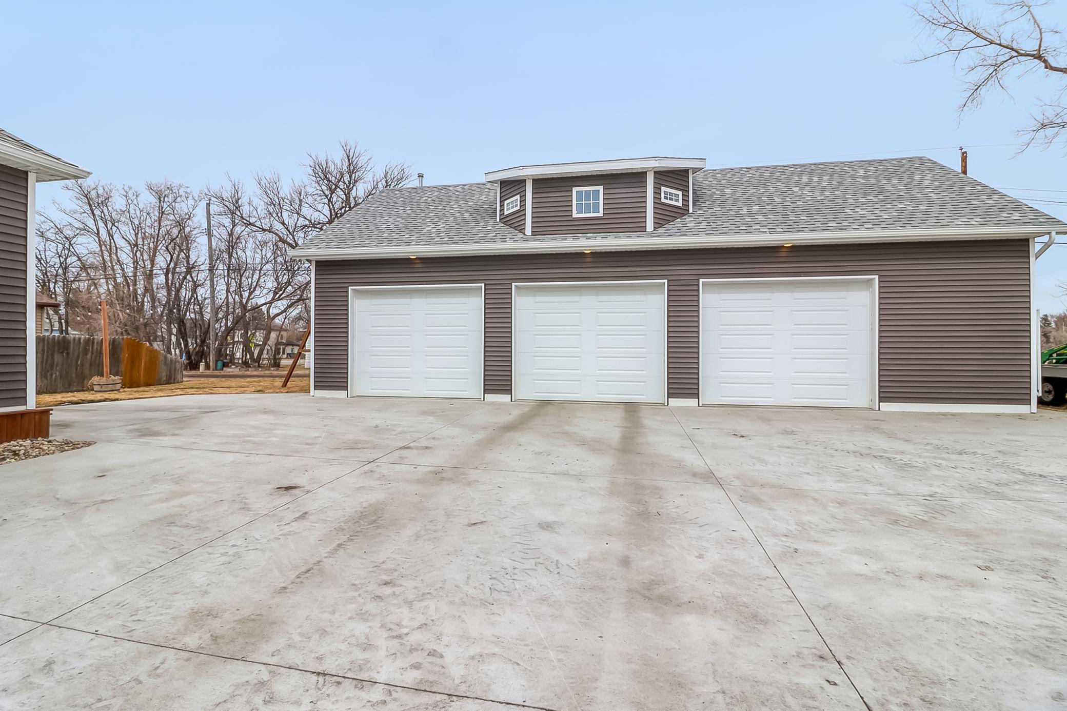 Garage_exterior1_2.jpg