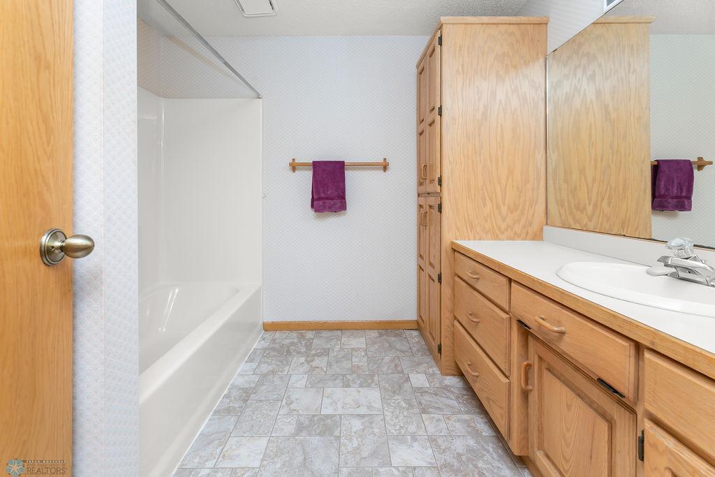 Full bathroom w/ large linen cabinet