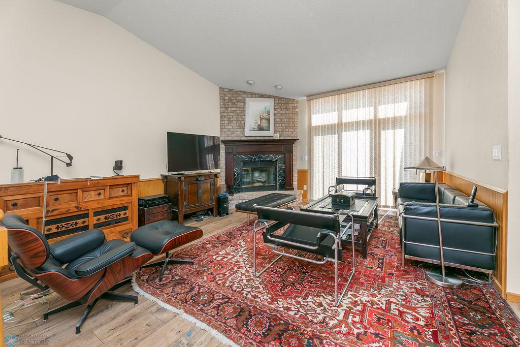 Family Room/2nd Living Room w/ gas fireplace