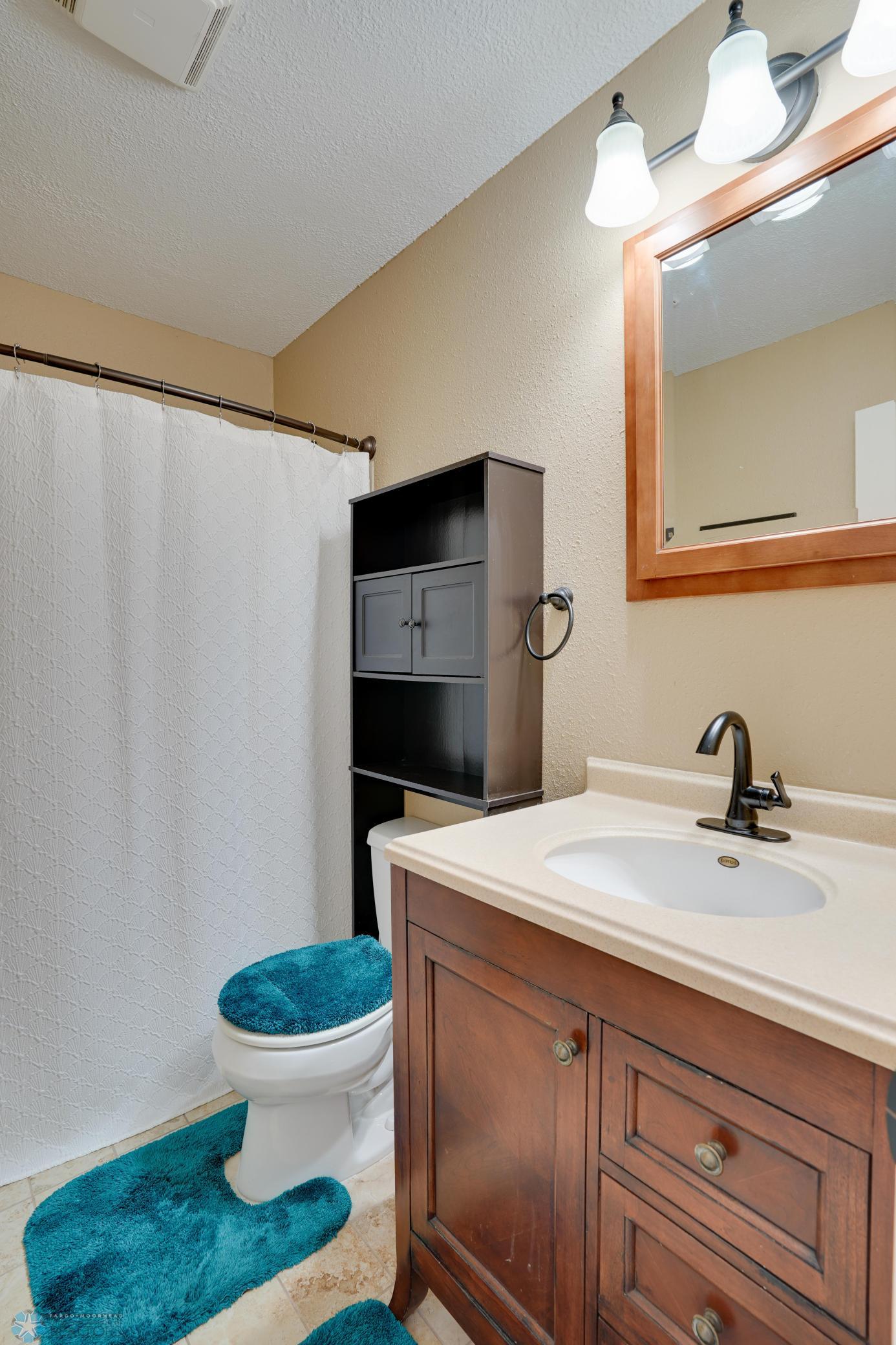 Upper level Full bathroom