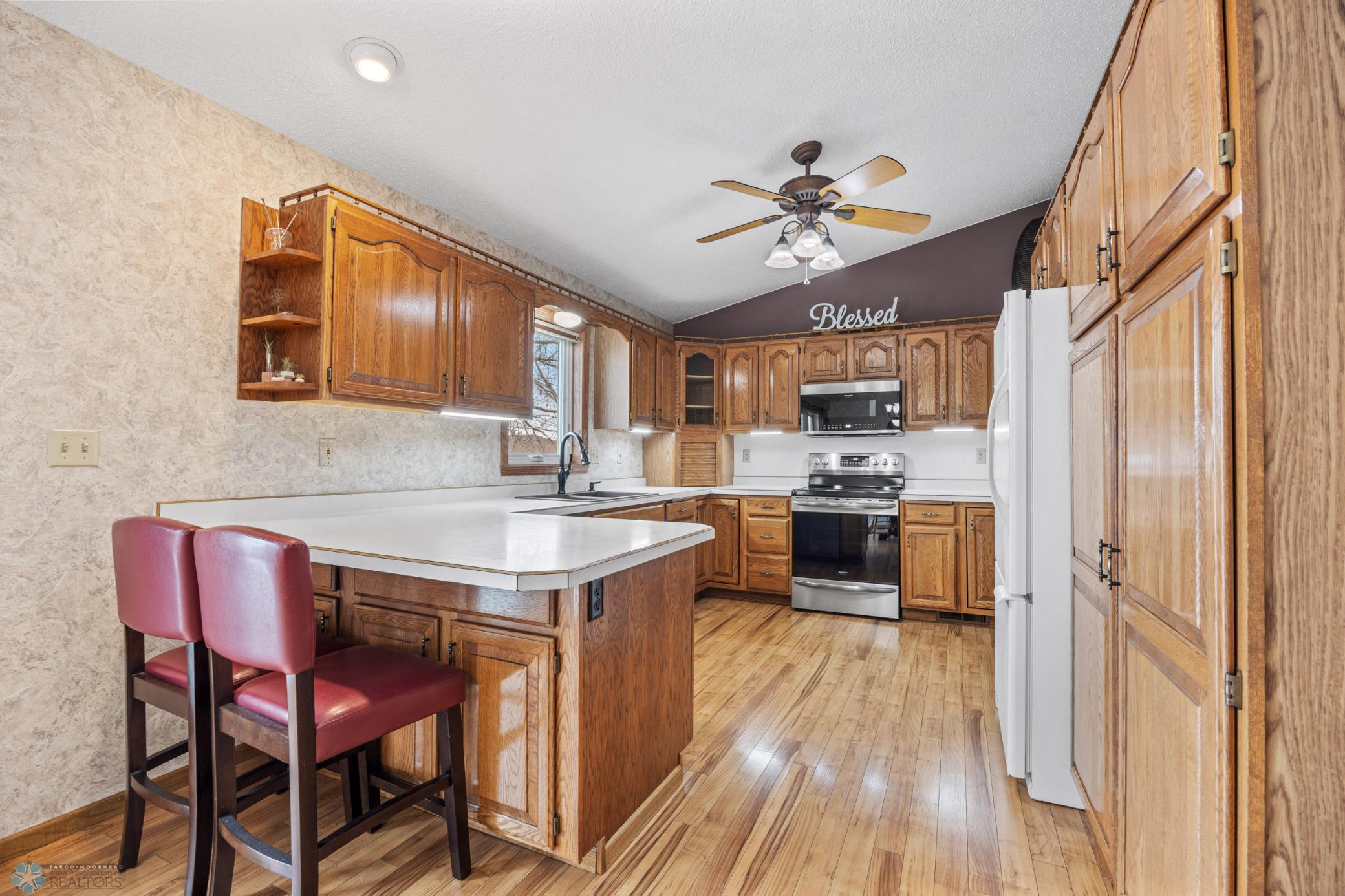 Kitchen - tons of cabinetry