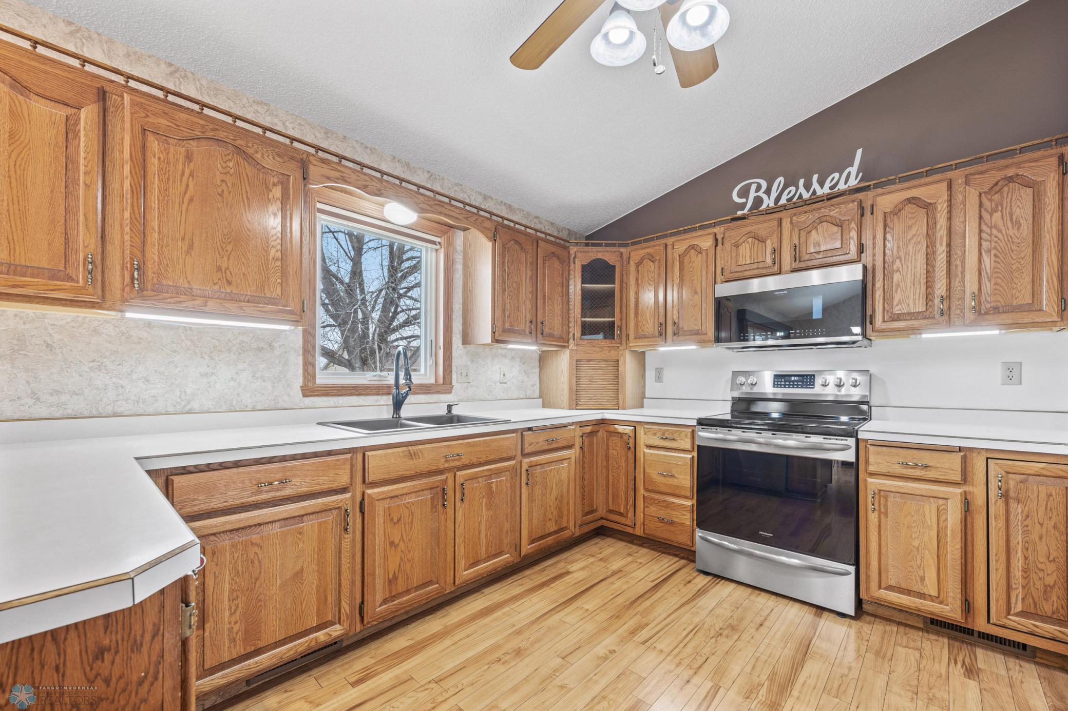 Kitchen - tons of cabinetry