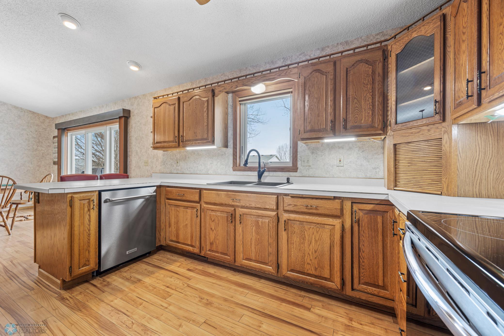 Kitchen - tons of cabinetry