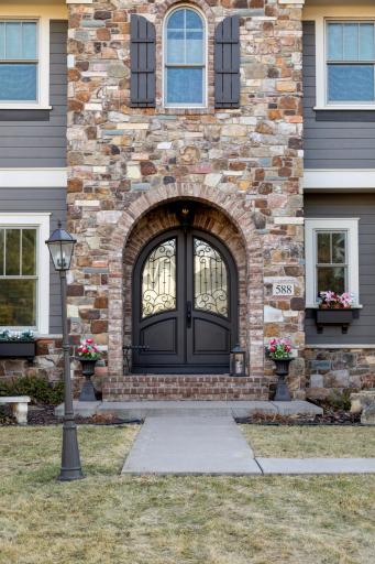 588 Woodland Drive, Saint Paul, MN 55115