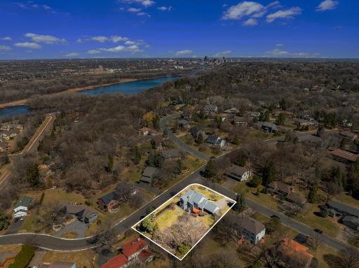 Get anywhere you want to go quickly with easy access to 35E and only a 12-minute drive to downtown St. Paul.