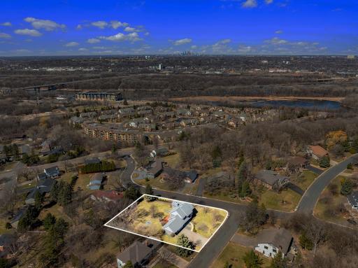 Get anywhere you want to go quickly with easy access to 35E and only a 12-minute drive to downtown St. Paul.