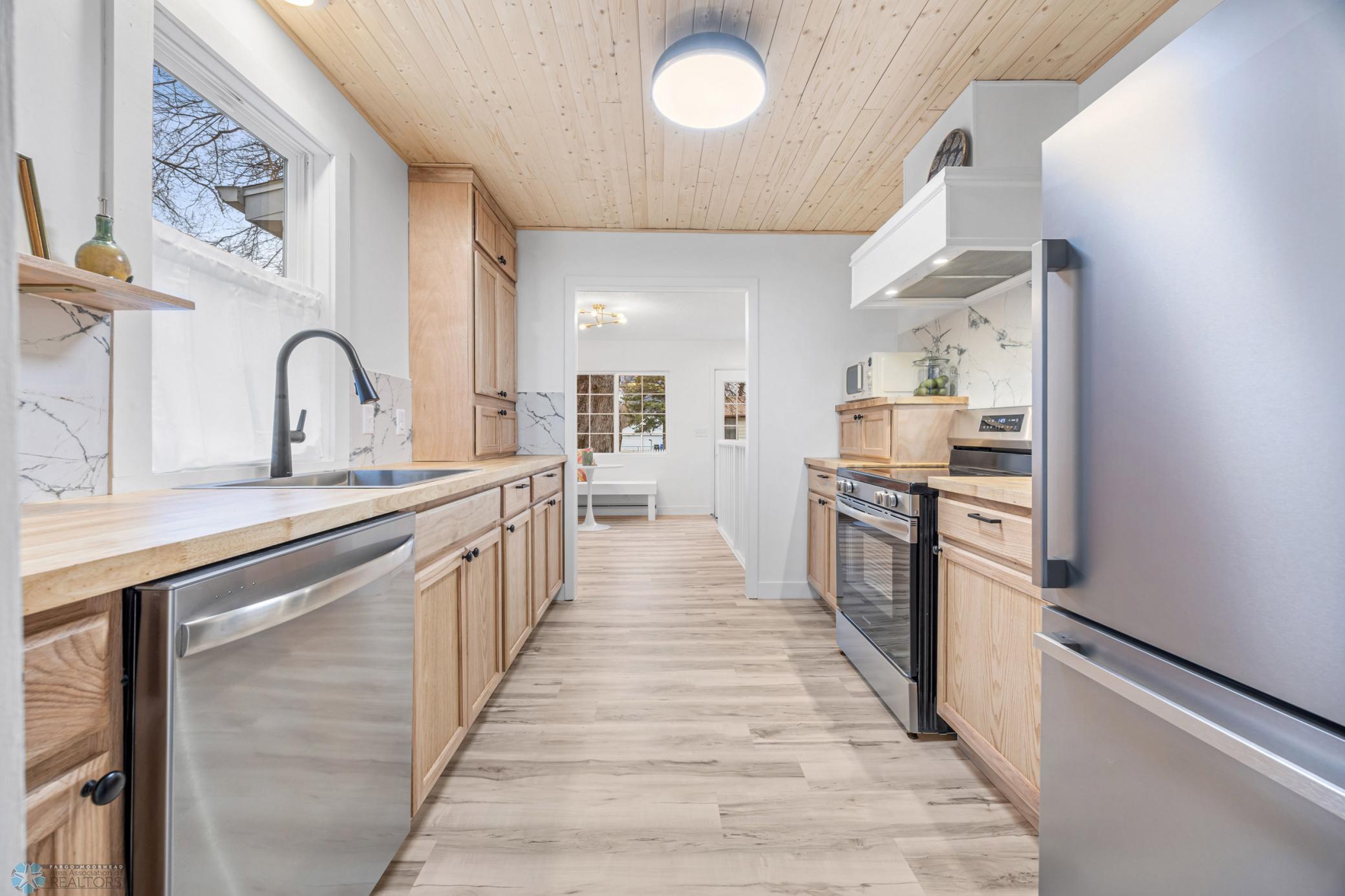 New white oak kitchen, flooring & appliances