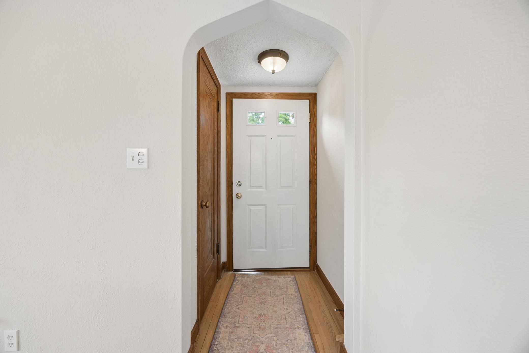 Fantastic! The entry isn't right in the living room!