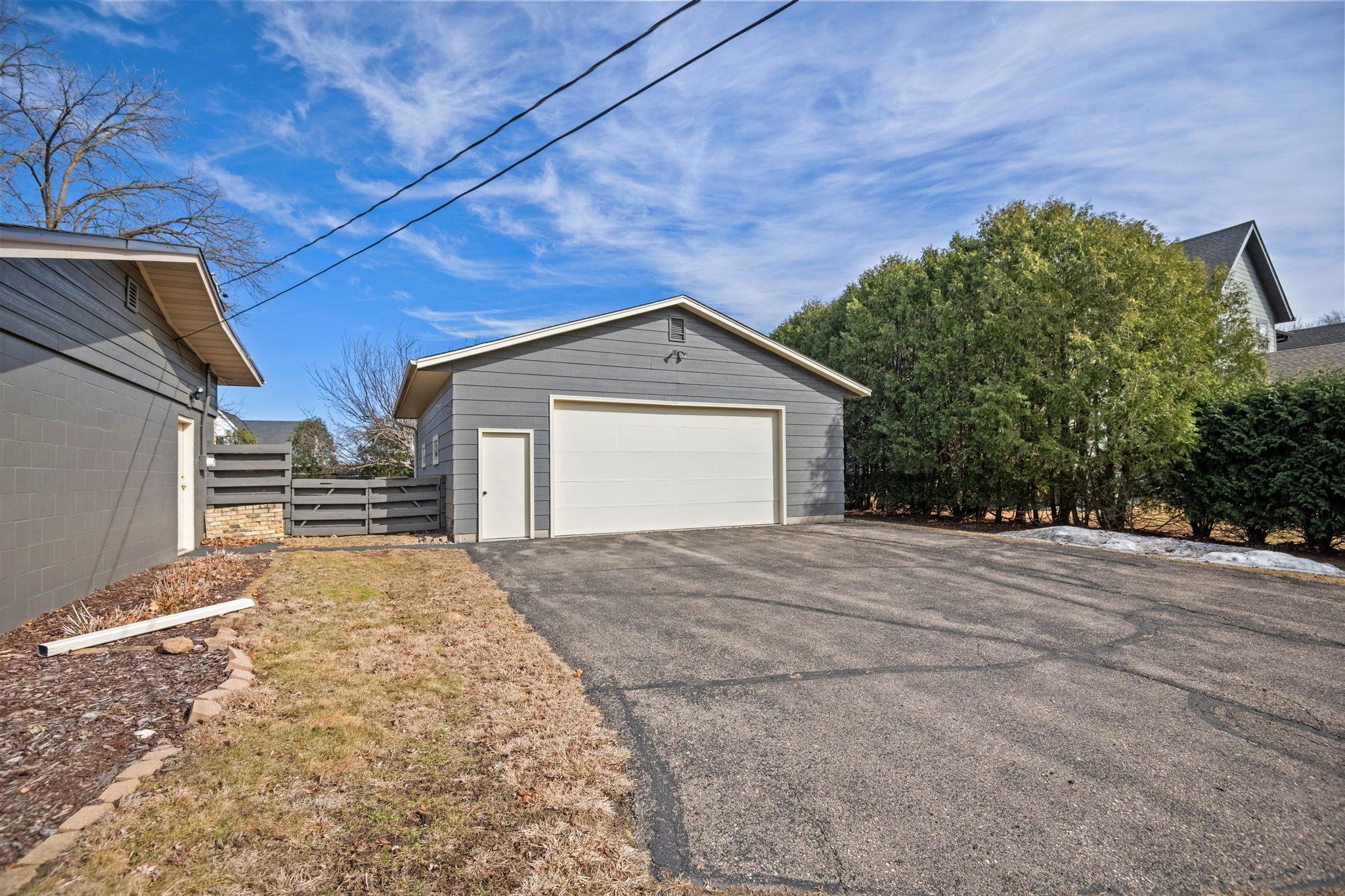Detached 30 X 32.5 Bonus Garage
