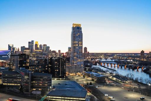 Top floor Penthouse with spectacular views of skyline and the river.