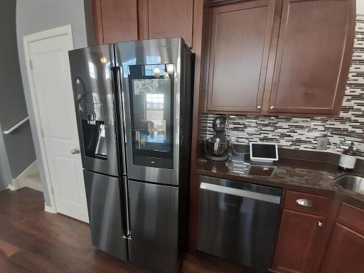 Wi-fi connected Samsung Smart Family Hub fridge with 21â screen