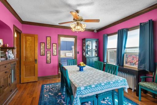 Tall ceilings and natural wood make for a very inviting space to enjoy! t