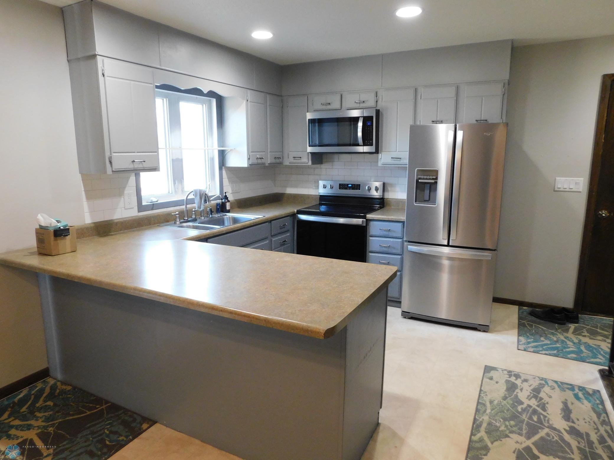 kitchen-eat up counter