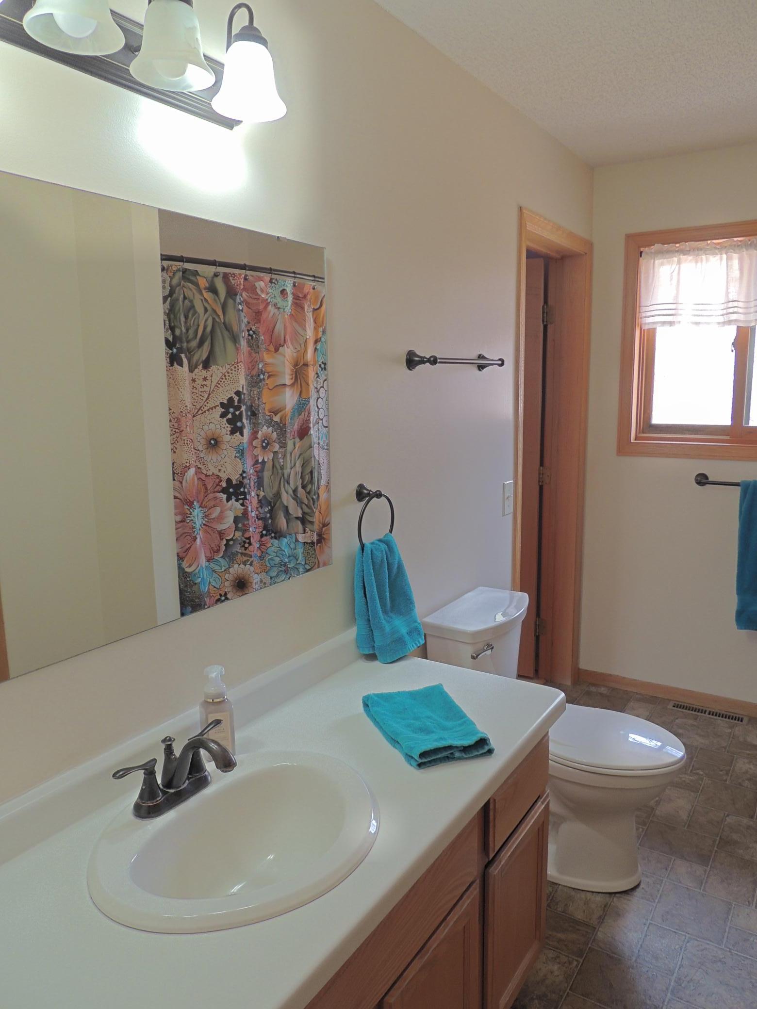 Jack-Jill Full Bath