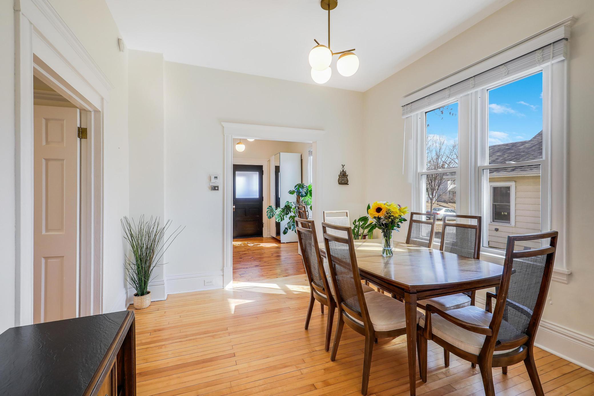 Dining to foyer