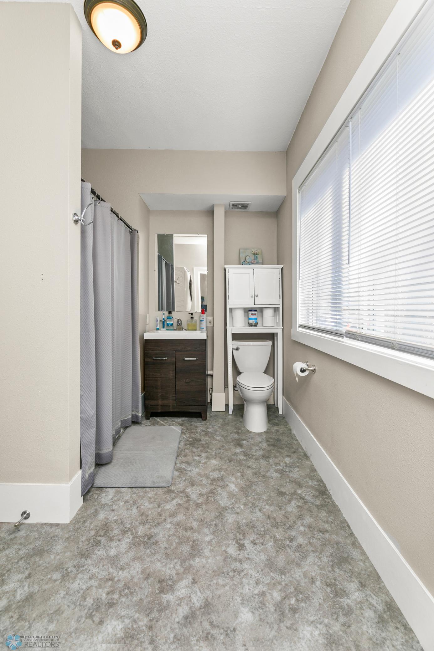 Ensuite Hollywood Bath view 1- 3/4