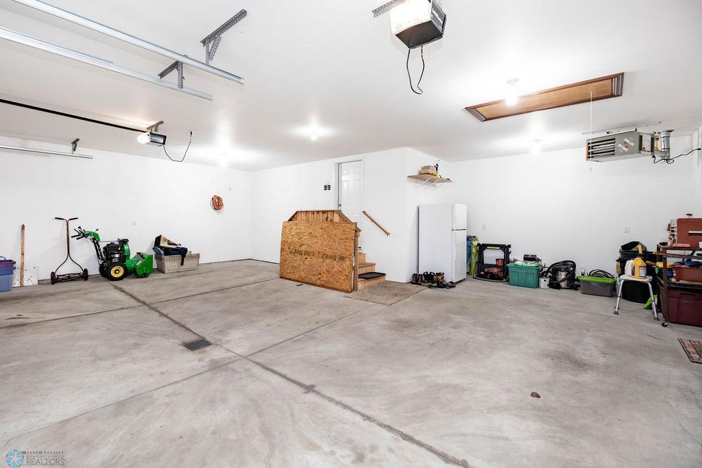 Oversized 3-car garage