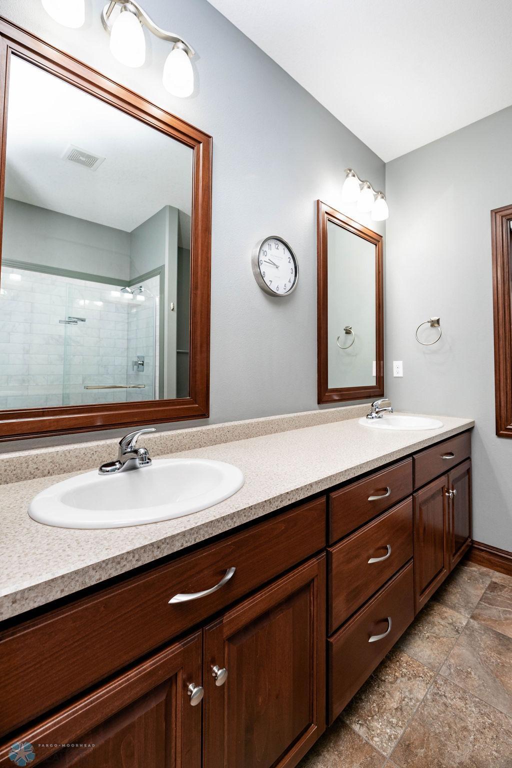 Double sinks in the private ensuite