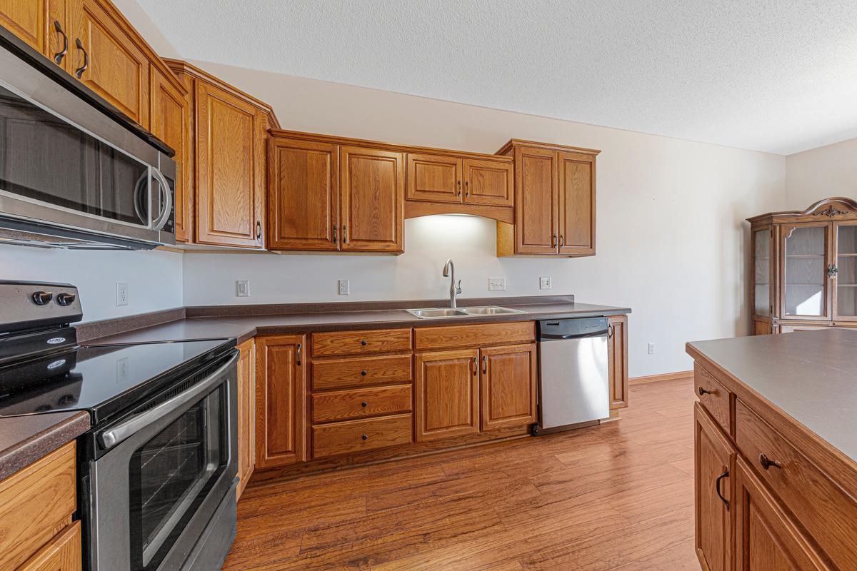 21 Kitchen.jpg