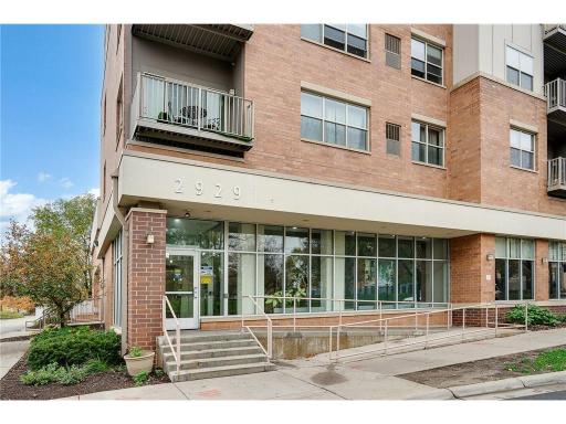 Front entrance to lobby with Handicapped accessible ramp!
