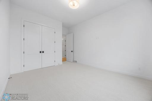 8928 Meadowlark Parkway, Horace, ND 58047