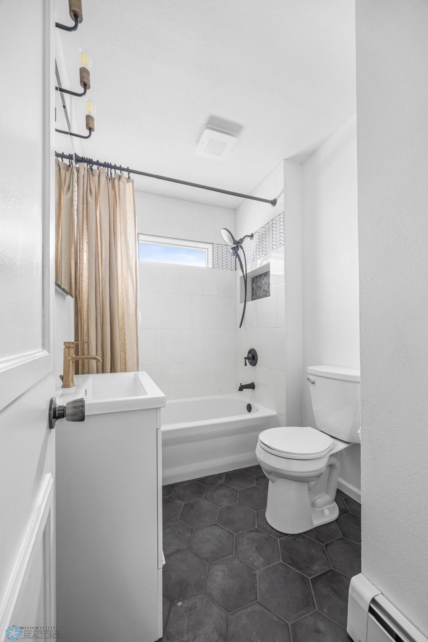 Full bathroom main tile