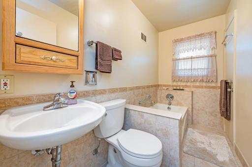 2011 Albion Ave Fairmont MN-20.jpg