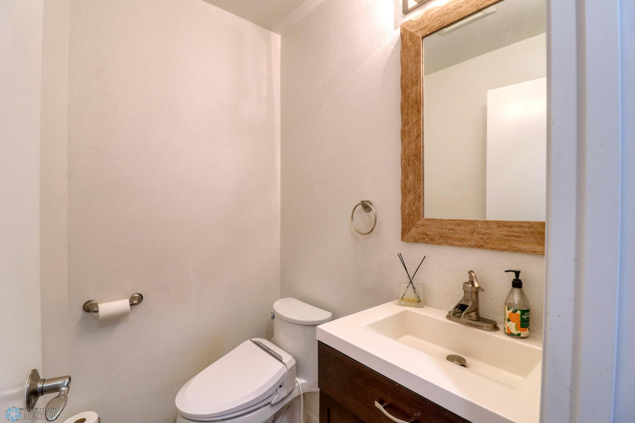 13Half-bath.jpg