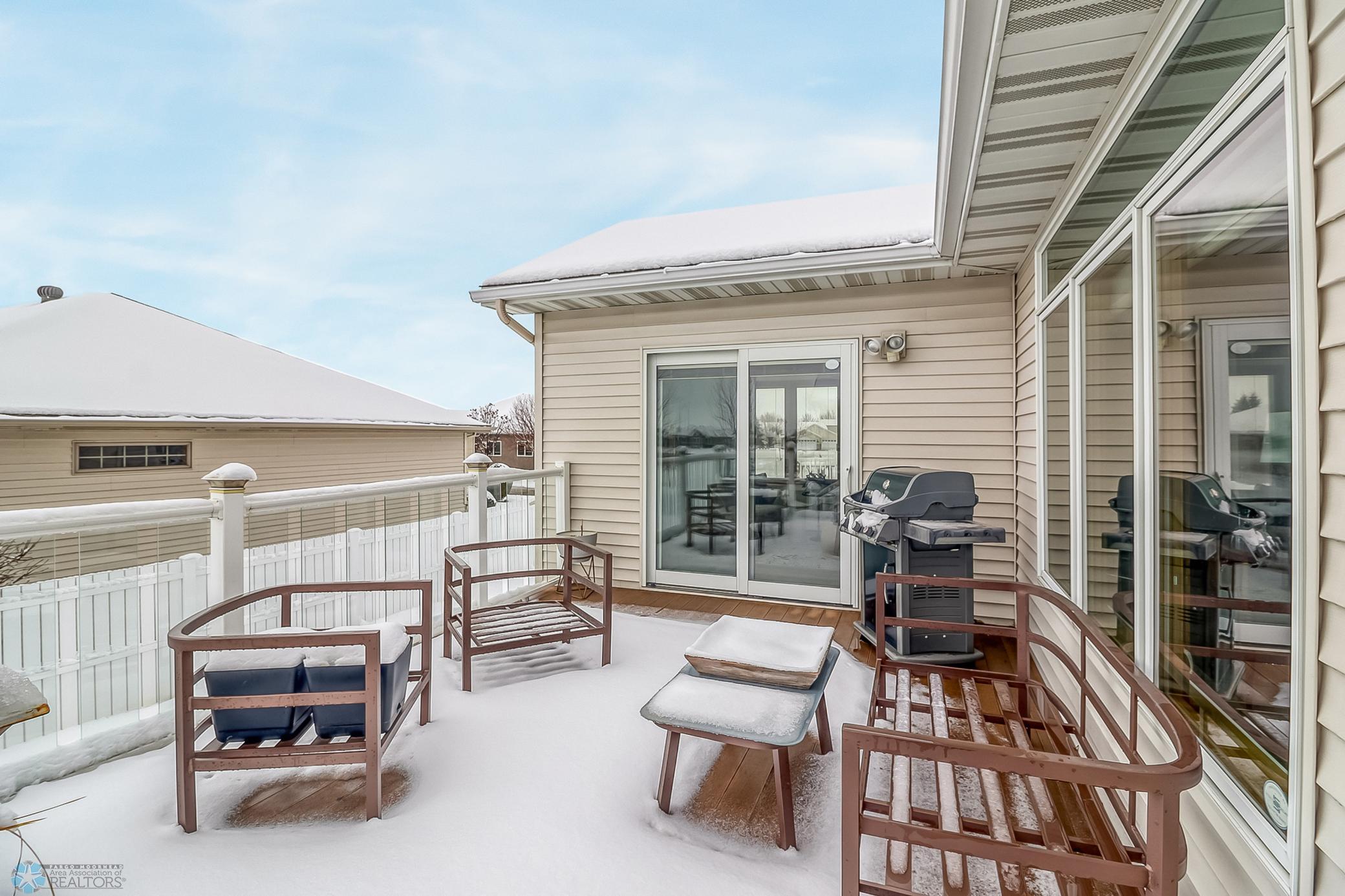 Backyard_deck1_2-3264.jpg