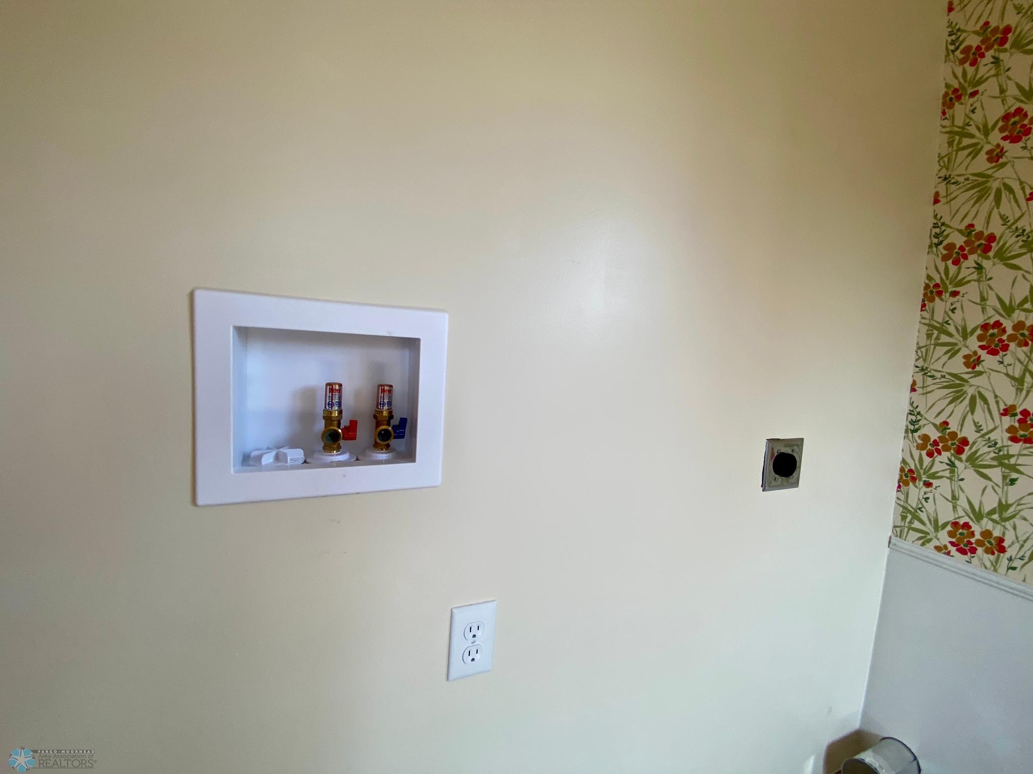washer/dryer hookup in bdrm 1