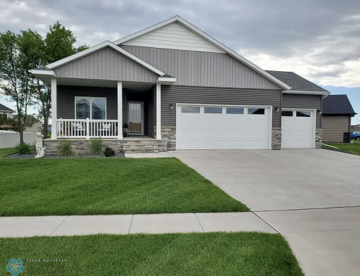 1003 26th Avenue W, West Fargo, ND 58078
