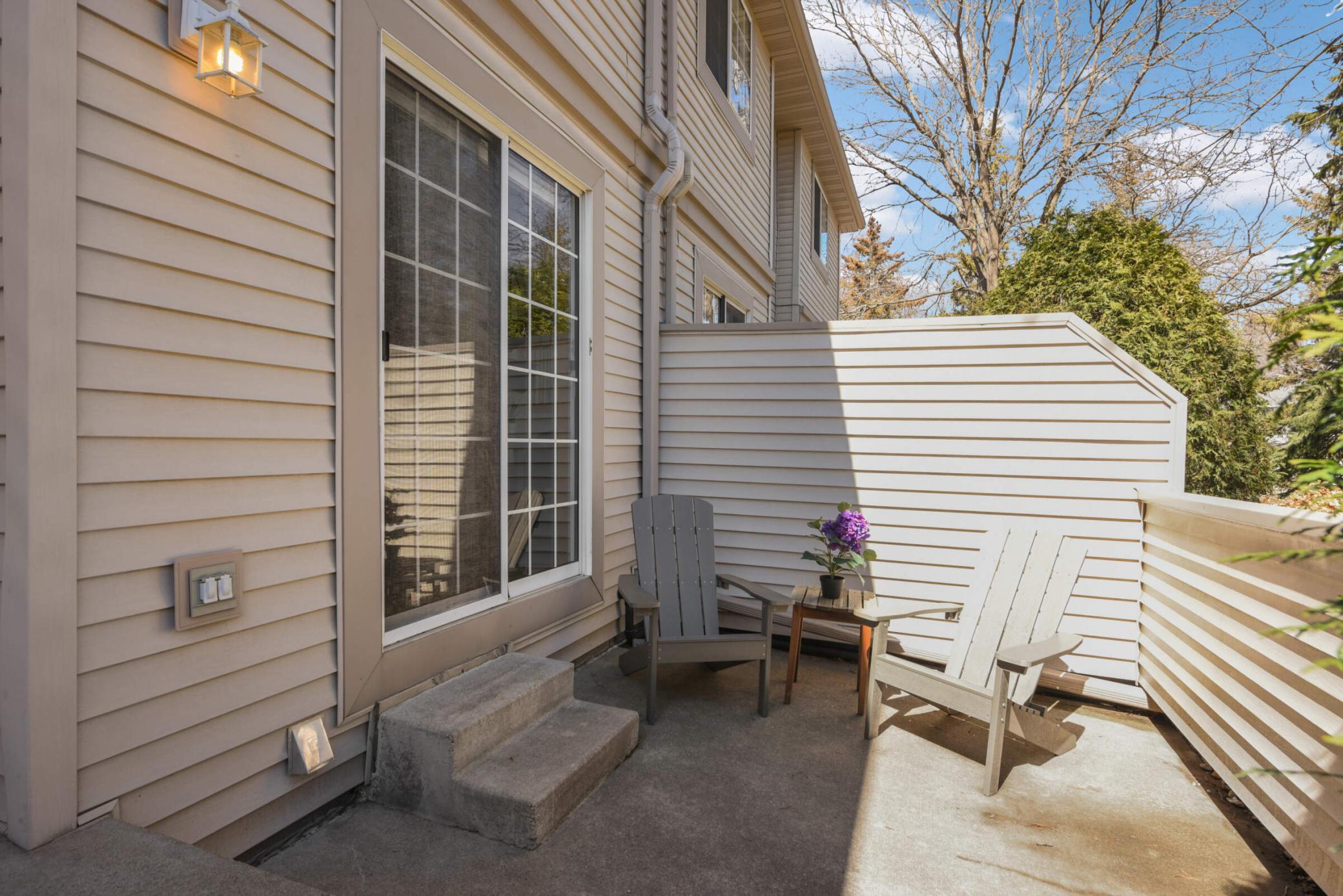 Nice, private patio---bring on the grilling...!