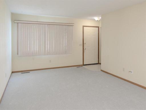 803 Headley Ct Northfield MN 55057 USA-009-016-Living Room-MLS_Size.jpg