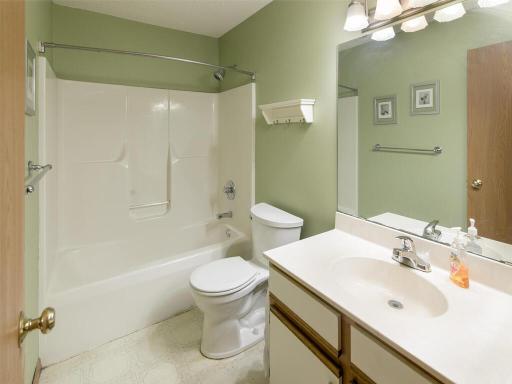 803 Headley Ct Northfield MN 55057 USA-010-007-Bathroom-MLS_Size.jpg